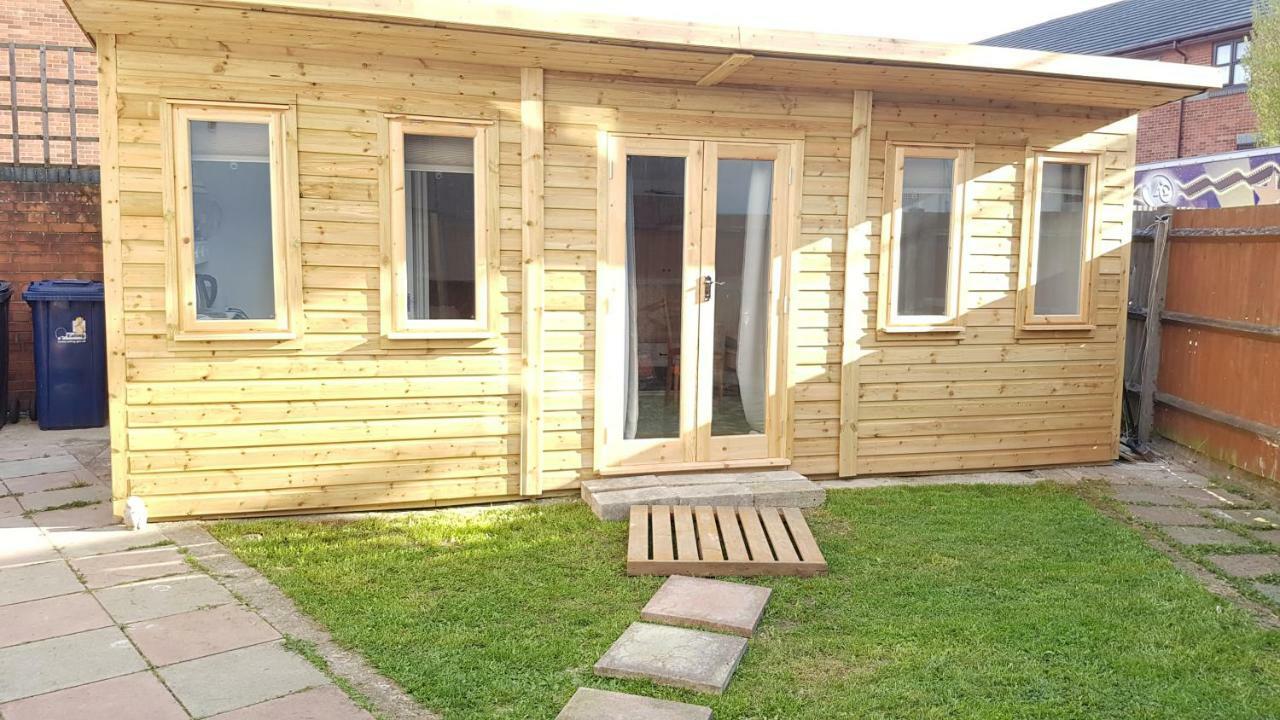Urban Log Cabin Near Zone 2 Tube London Exterior foto