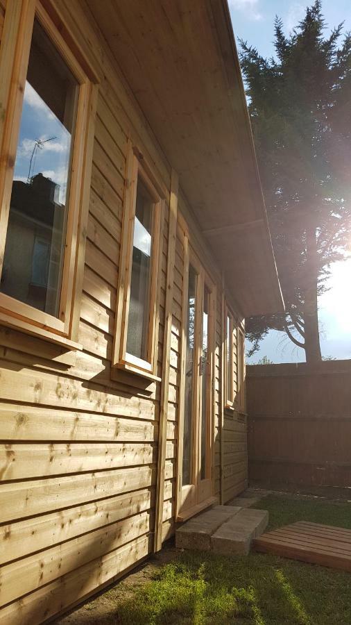 Urban Log Cabin Near Zone 2 Tube London Exterior foto